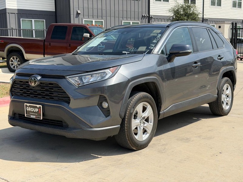 Toyota RAV4 Vehicle Full-screen Gallery Image 02