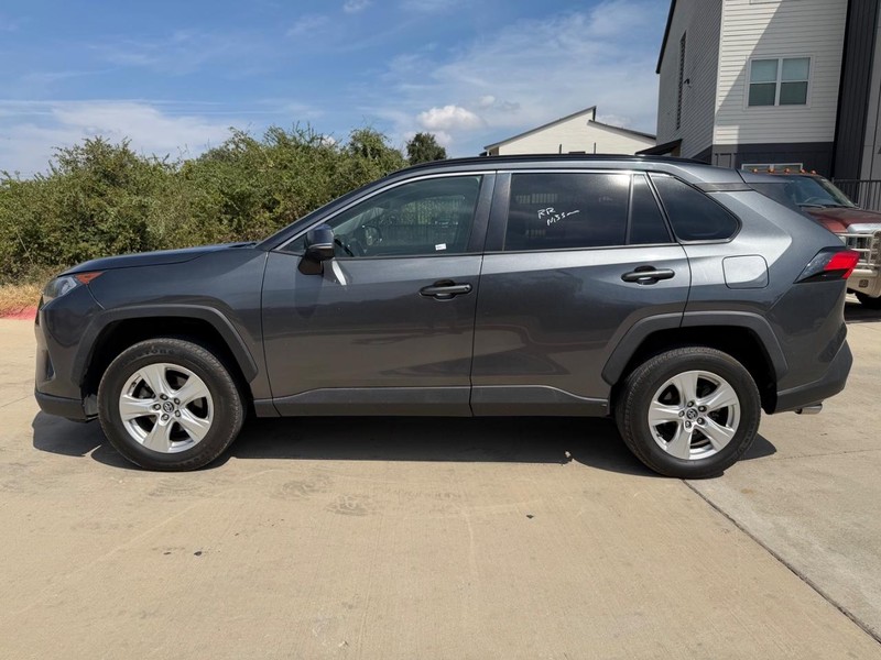 Toyota RAV4 Vehicle Full-screen Gallery Image 03
