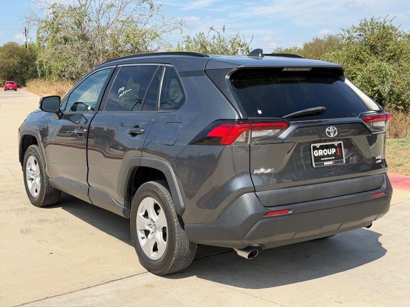 Toyota RAV4 Vehicle Full-screen Gallery Image 04