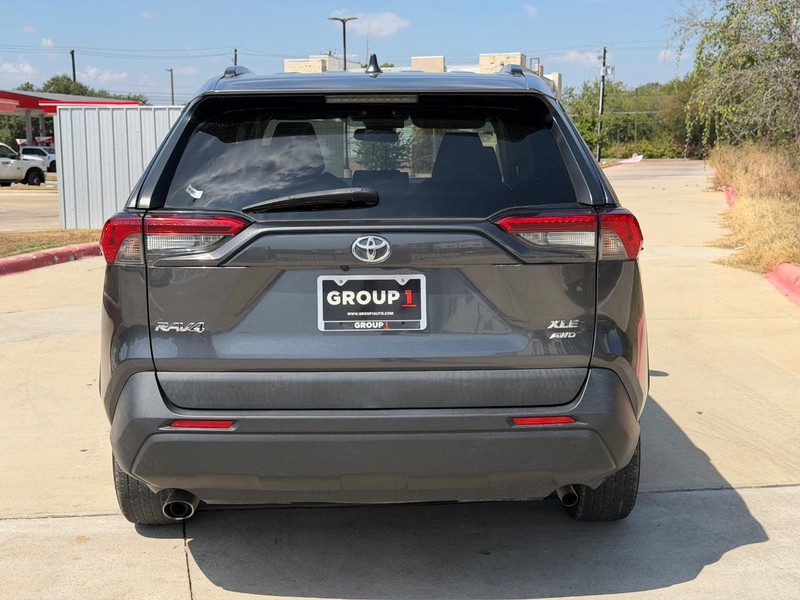 Toyota RAV4 Vehicle Full-screen Gallery Image 05