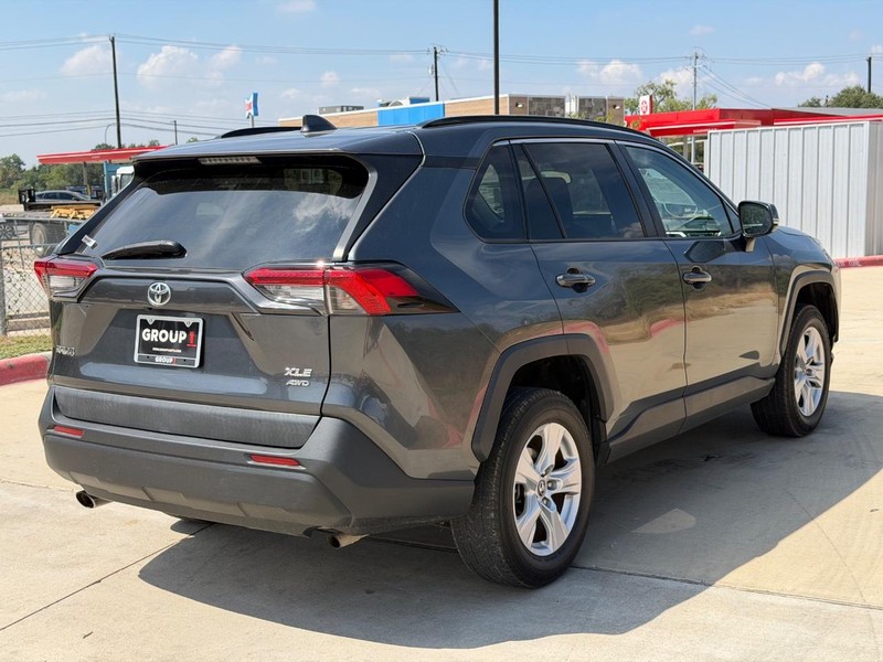 Toyota RAV4 Vehicle Full-screen Gallery Image 06