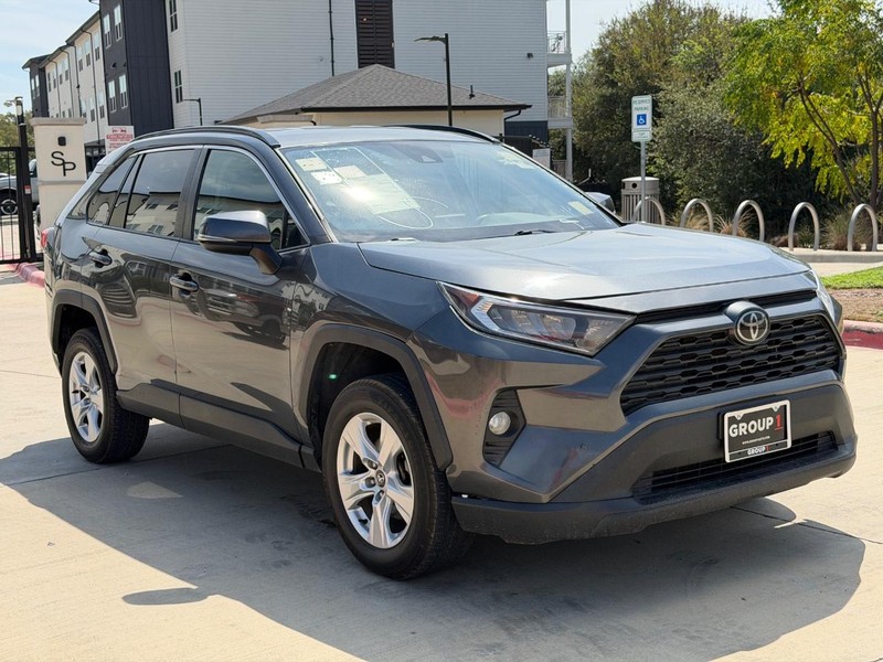 Toyota RAV4 Vehicle Full-screen Gallery Image 08