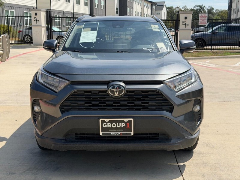 Toyota RAV4 Vehicle Full-screen Gallery Image 09
