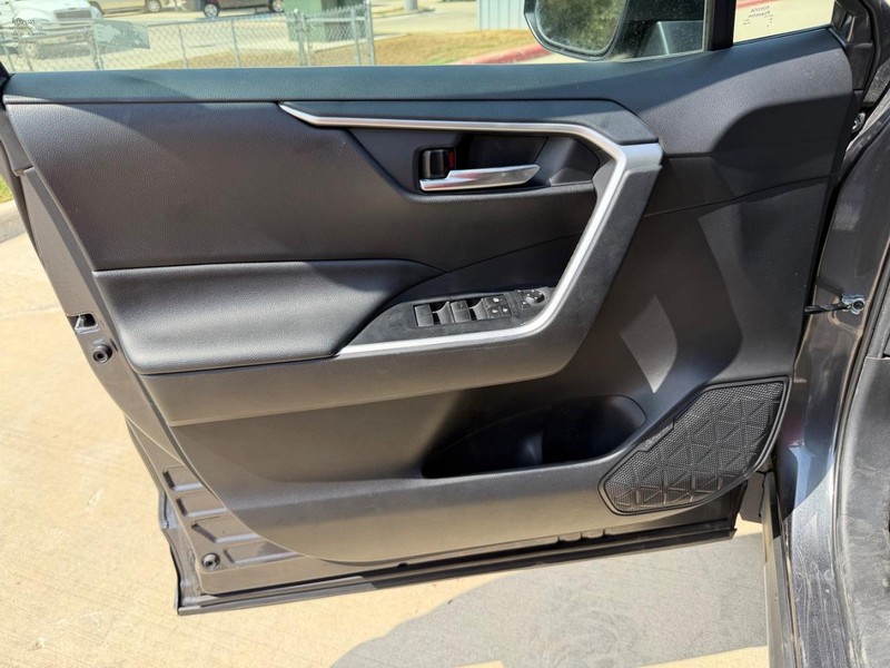 Toyota RAV4 Vehicle Full-screen Gallery Image 10