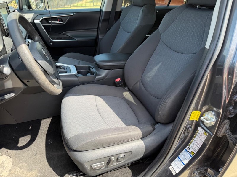 Toyota RAV4 Vehicle Full-screen Gallery Image 12
