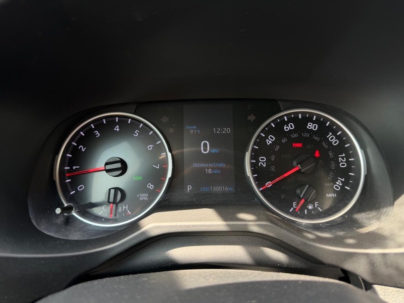 Toyota RAV4 Vehicle Full-screen Gallery Image 13