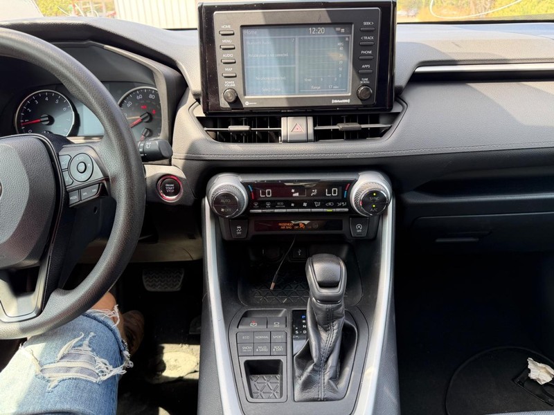 Toyota RAV4 Vehicle Full-screen Gallery Image 14