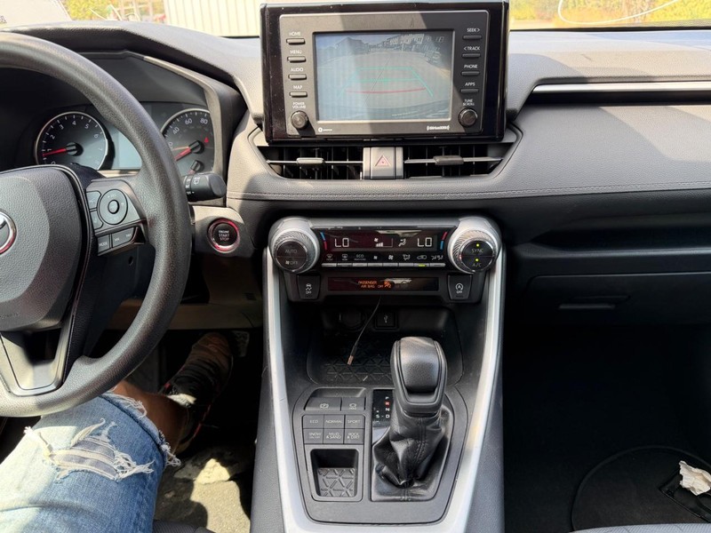 Toyota RAV4 Vehicle Full-screen Gallery Image 15
