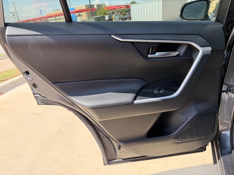Toyota RAV4 Vehicle Full-screen Gallery Image 16