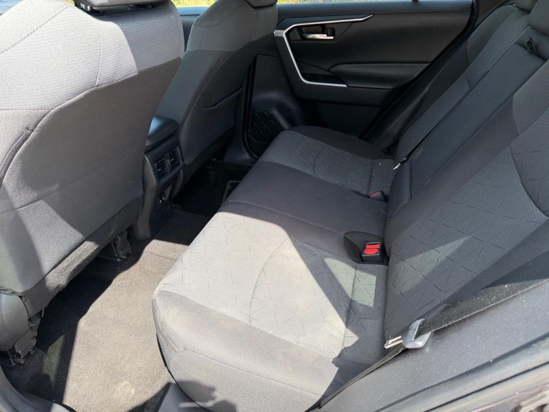 Toyota RAV4 Vehicle Full-screen Gallery Image 17