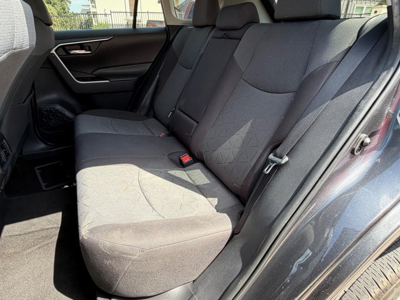 Toyota RAV4 Vehicle Full-screen Gallery Image 18
