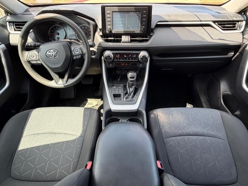 Toyota RAV4 Vehicle Full-screen Gallery Image 20