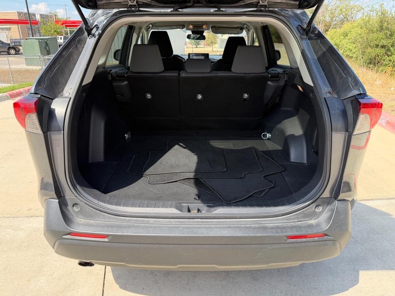 Toyota RAV4 Vehicle Full-screen Gallery Image 21