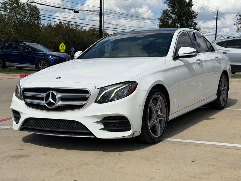 Mercedes-Benz E-Class Vehicle Full-screen Gallery Image 02
