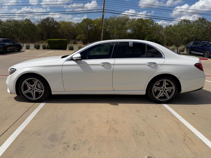 Mercedes-Benz E-Class Vehicle Full-screen Gallery Image 03