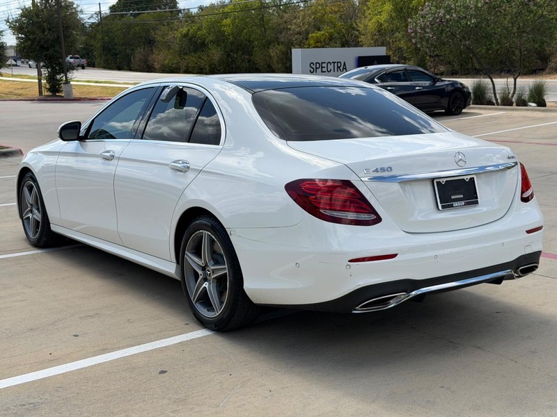 Mercedes-Benz E-Class Vehicle Full-screen Gallery Image 04