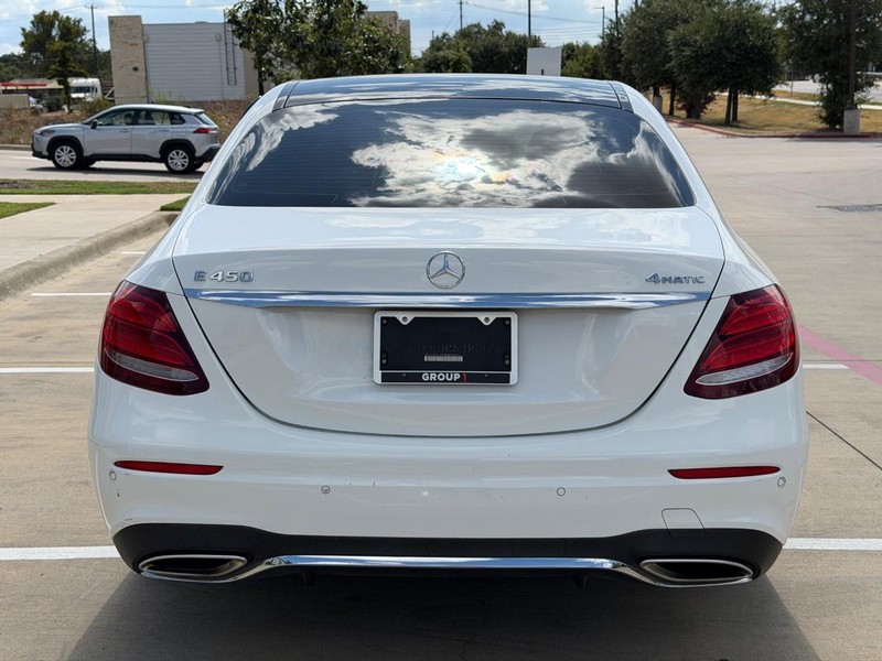 Mercedes-Benz E-Class Vehicle Full-screen Gallery Image 05
