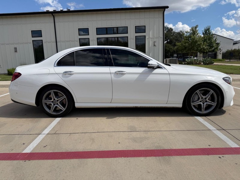 Mercedes-Benz E-Class Vehicle Full-screen Gallery Image 07