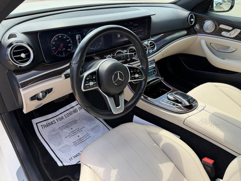 Mercedes-Benz E-Class Vehicle Full-screen Gallery Image 11