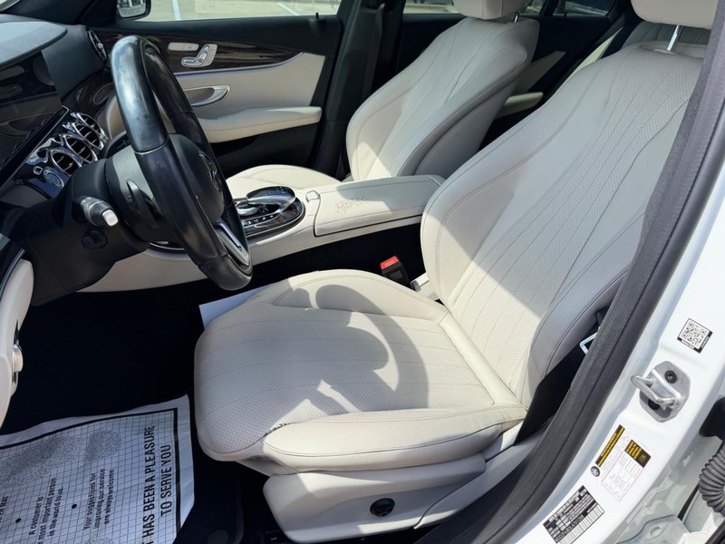 Mercedes-Benz E-Class Vehicle Full-screen Gallery Image 12