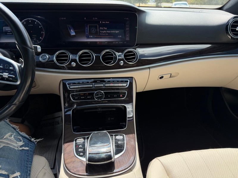 Mercedes-Benz E-Class Vehicle Full-screen Gallery Image 14