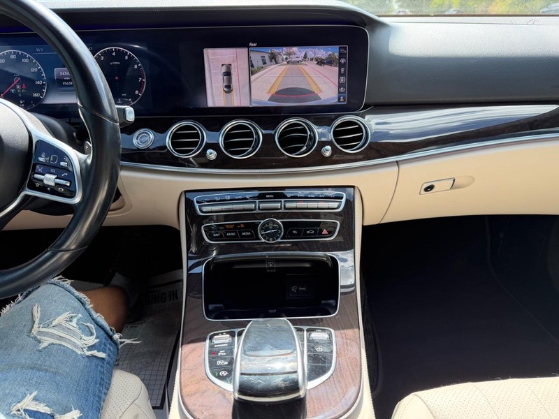 Mercedes-Benz E-Class Vehicle Full-screen Gallery Image 15
