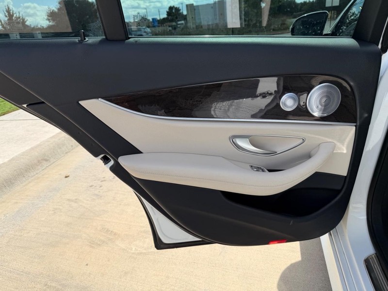 Mercedes-Benz E-Class Vehicle Full-screen Gallery Image 16