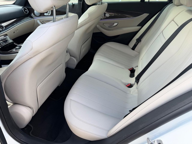 Mercedes-Benz E-Class Vehicle Full-screen Gallery Image 17