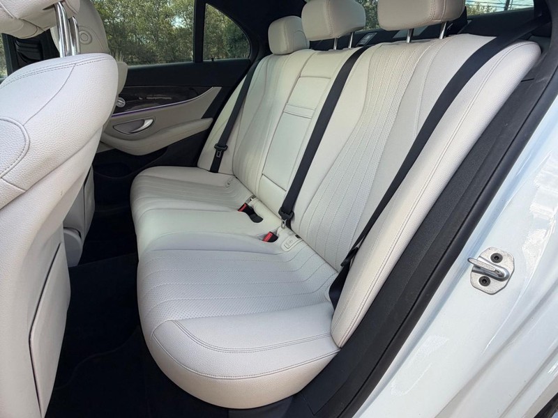 Mercedes-Benz E-Class Vehicle Full-screen Gallery Image 18