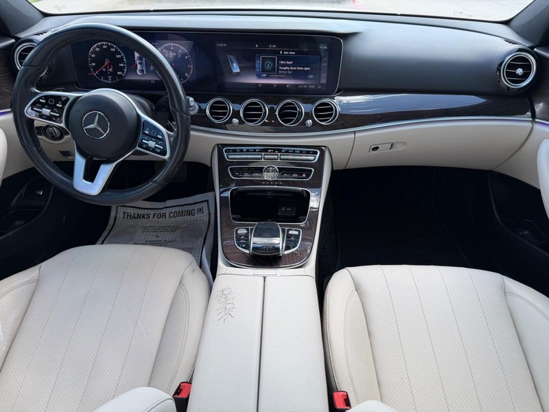 Mercedes-Benz E-Class Vehicle Full-screen Gallery Image 20