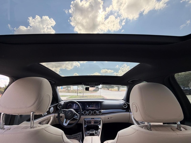 Mercedes-Benz E-Class Vehicle Full-screen Gallery Image 21