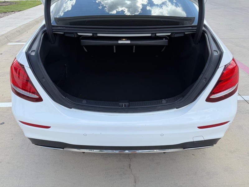 Mercedes-Benz E-Class Vehicle Full-screen Gallery Image 22