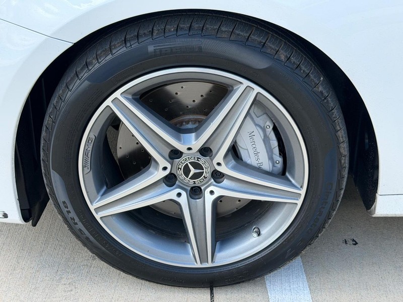 Mercedes-Benz E-Class Vehicle Full-screen Gallery Image 23