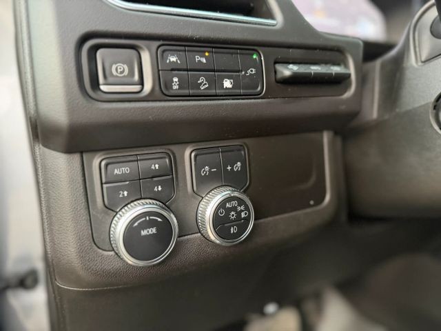 GMC Yukon XL Vehicle Full-screen Gallery Image 13