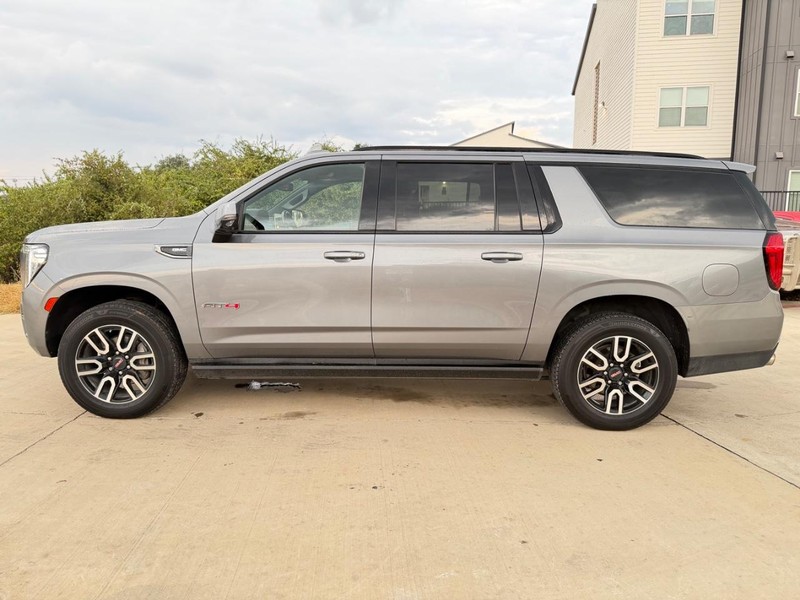GMC Yukon XL Vehicle Full-screen Gallery Image 03