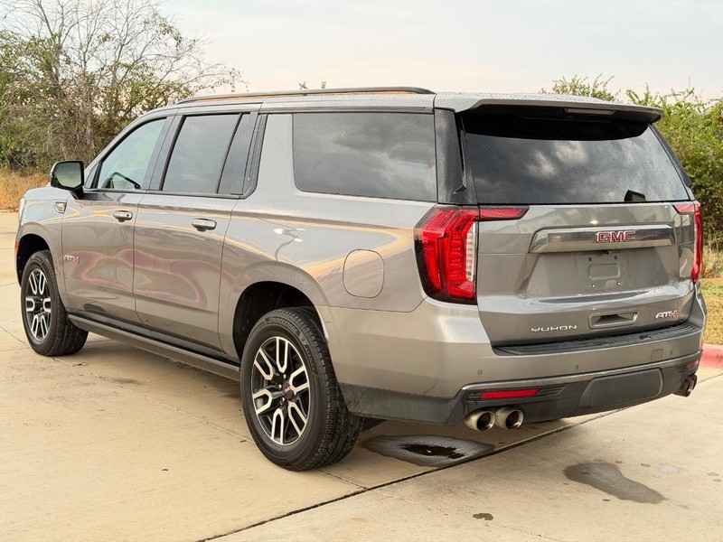 GMC Yukon XL Vehicle Full-screen Gallery Image 04