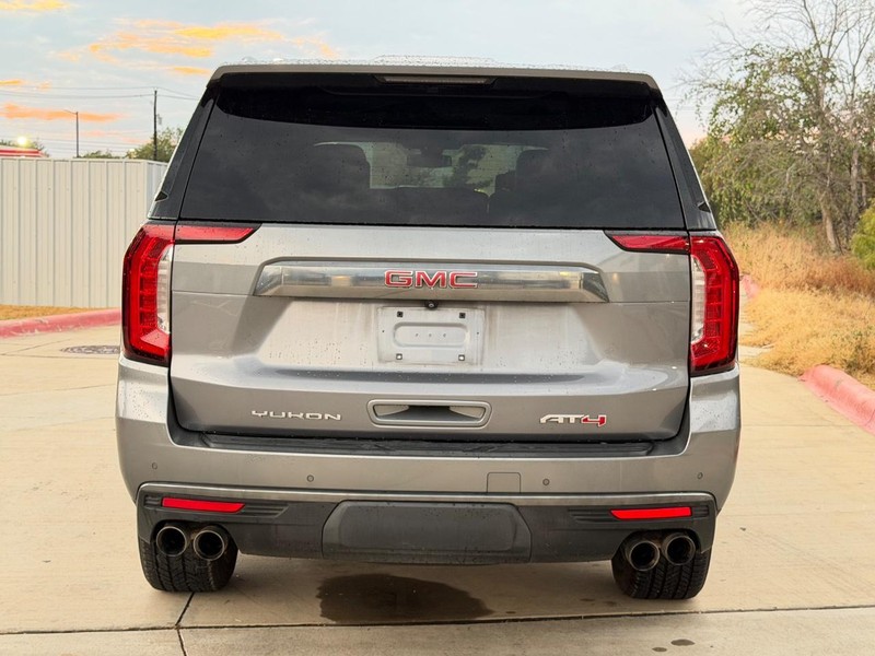 GMC Yukon XL Vehicle Full-screen Gallery Image 05