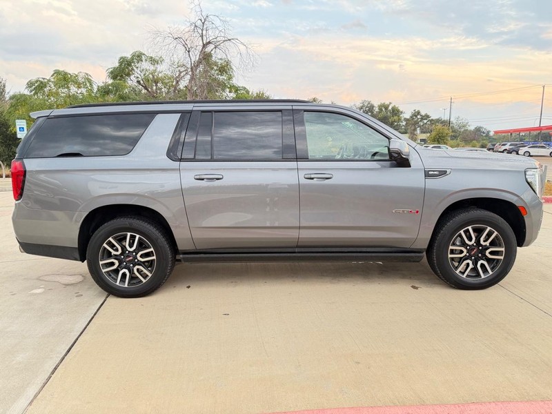 GMC Yukon XL Vehicle Full-screen Gallery Image 07