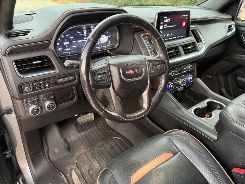 GMC Yukon XL Vehicle Full-screen Gallery Image 11