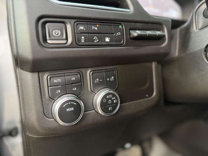 GMC Yukon XL Vehicle Full-screen Gallery Image 13