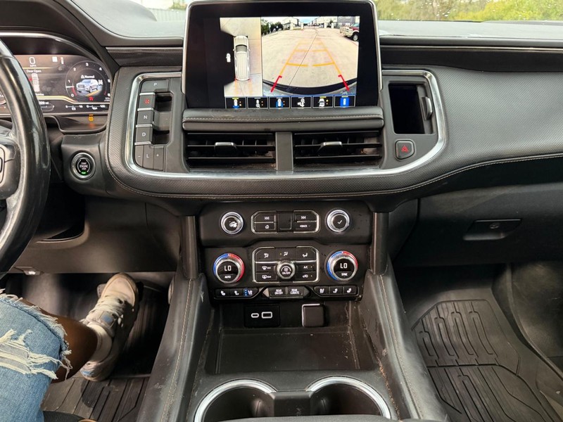 GMC Yukon XL Vehicle Full-screen Gallery Image 16