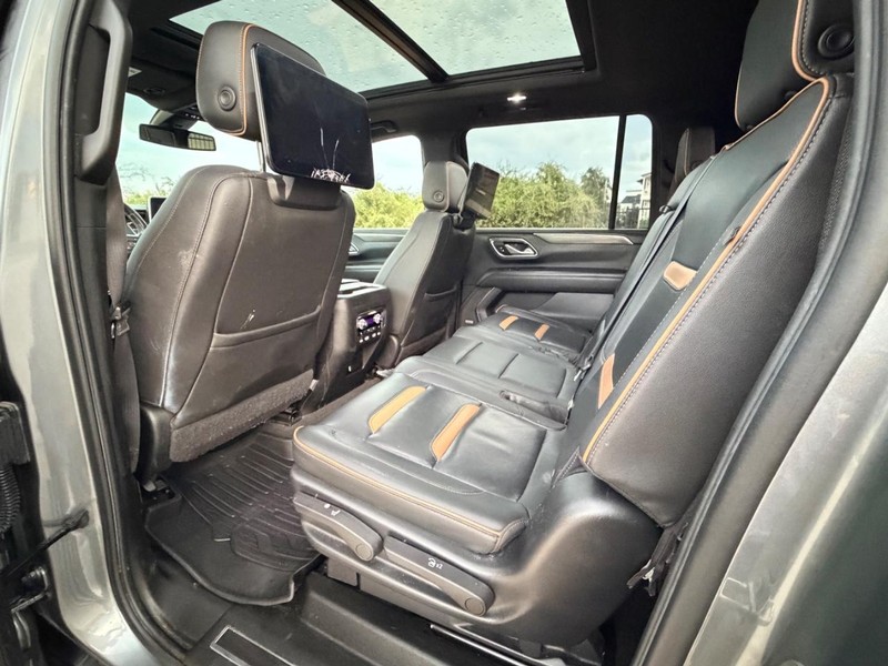 GMC Yukon XL Vehicle Full-screen Gallery Image 18