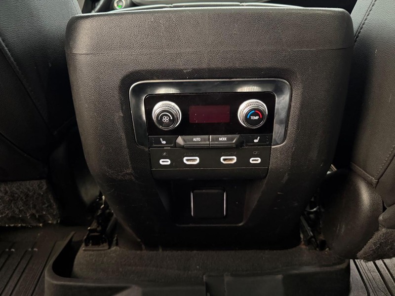 GMC Yukon XL Vehicle Full-screen Gallery Image 20
