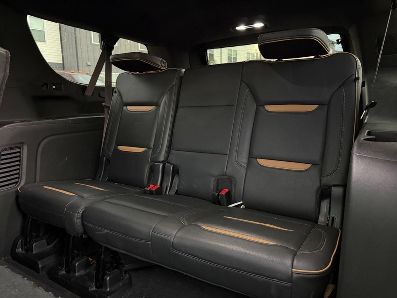 GMC Yukon XL Vehicle Full-screen Gallery Image 23