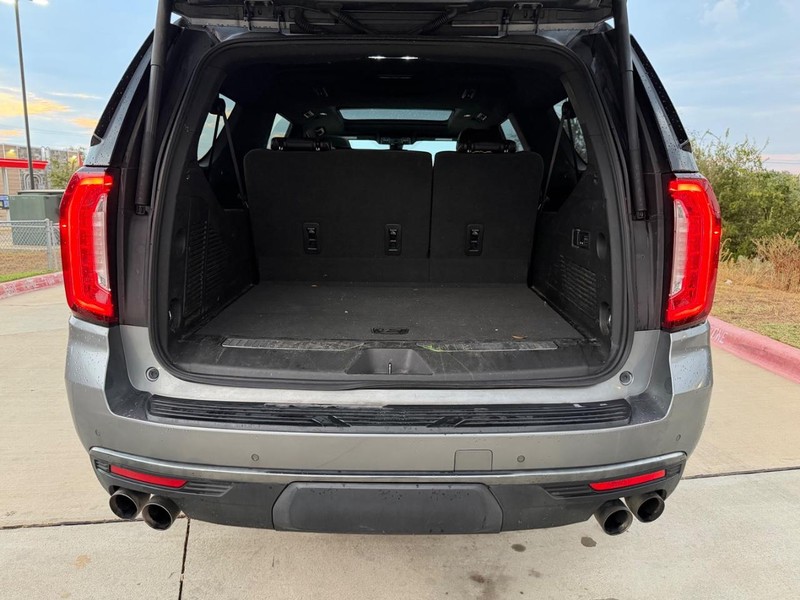 GMC Yukon XL Vehicle Full-screen Gallery Image 24