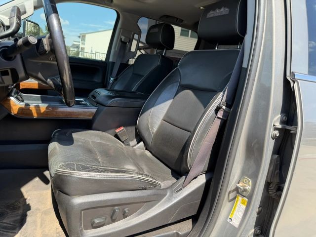 Chevrolet Silverado 2500HD Vehicle Full-screen Gallery Image 12