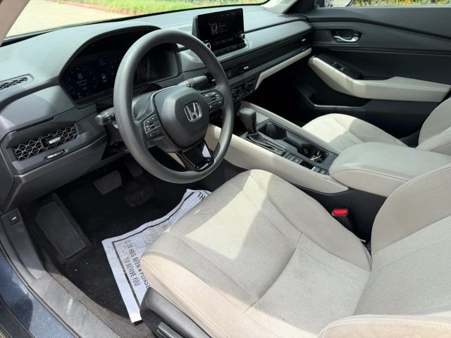 Honda Accord Sedan Vehicle Full-screen Gallery Image 10