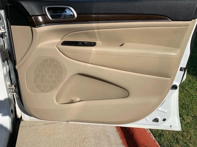 Jeep Grand Cherokee Vehicle Full-screen Gallery Image 09