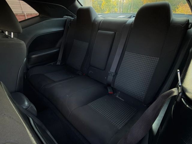 Dodge Challenger Vehicle Full-screen Gallery Image 12