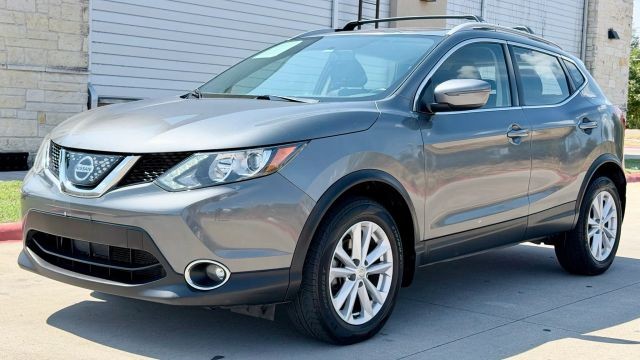 Nissan Rogue Sport Vehicle Full-screen Gallery Image 02